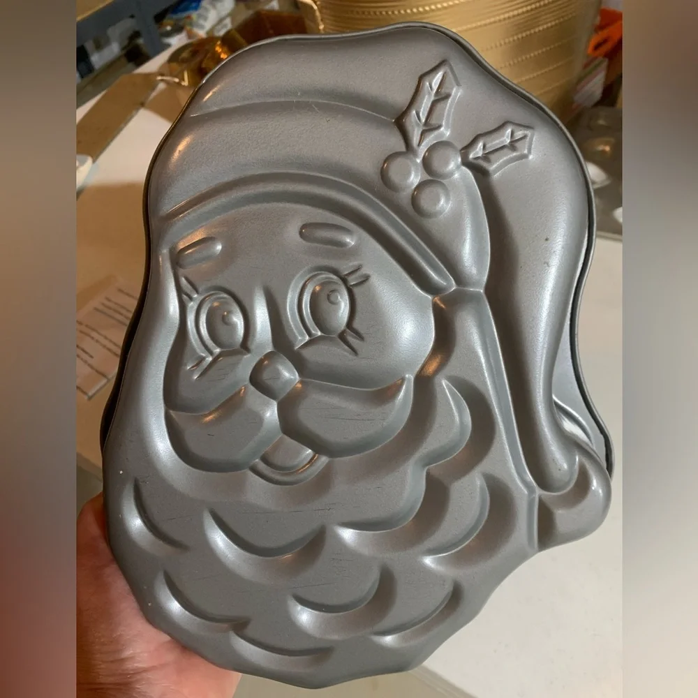 Baker's Secret Santa Face Cake Pan Christmas Non-Stick Holiday Bakeware Vintage